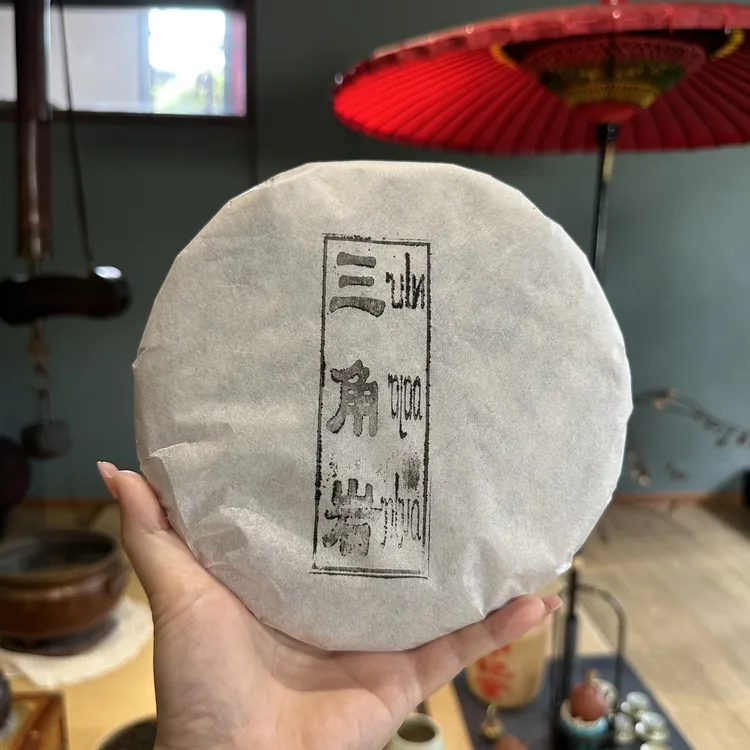 2008年曼飞龙三角岩普洱茶生茶357g  配样