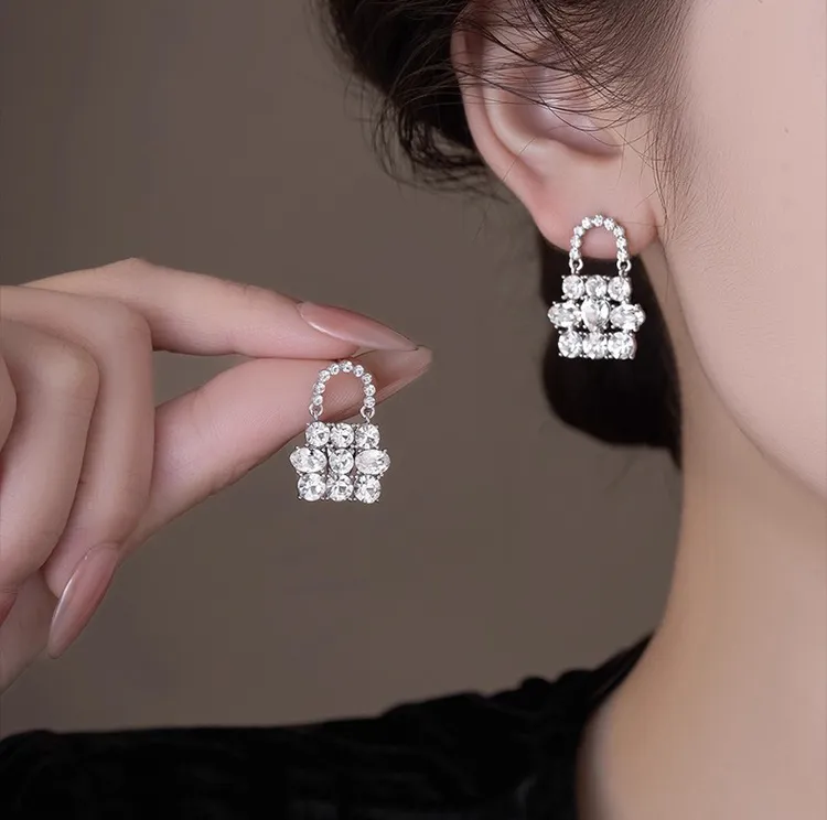 精致满钻包包耳钉女2026新款爆款独特耳环轻奢高级感气质大气耳饰