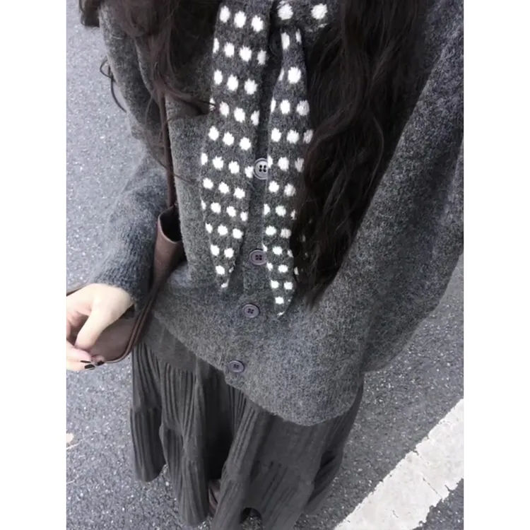 MARIE.COCO韩系氛围感波点围巾领保暖长袖毛衣女秋冬款百褶半身裙