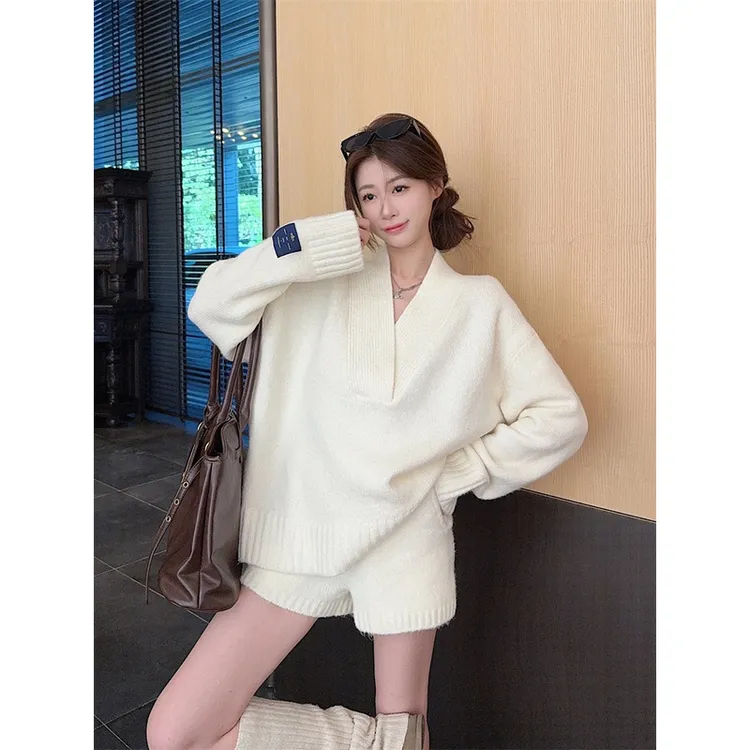 A#8170软糯V领针织衫毛衣女冬季高腰白色针织短裤氛围感两件套②