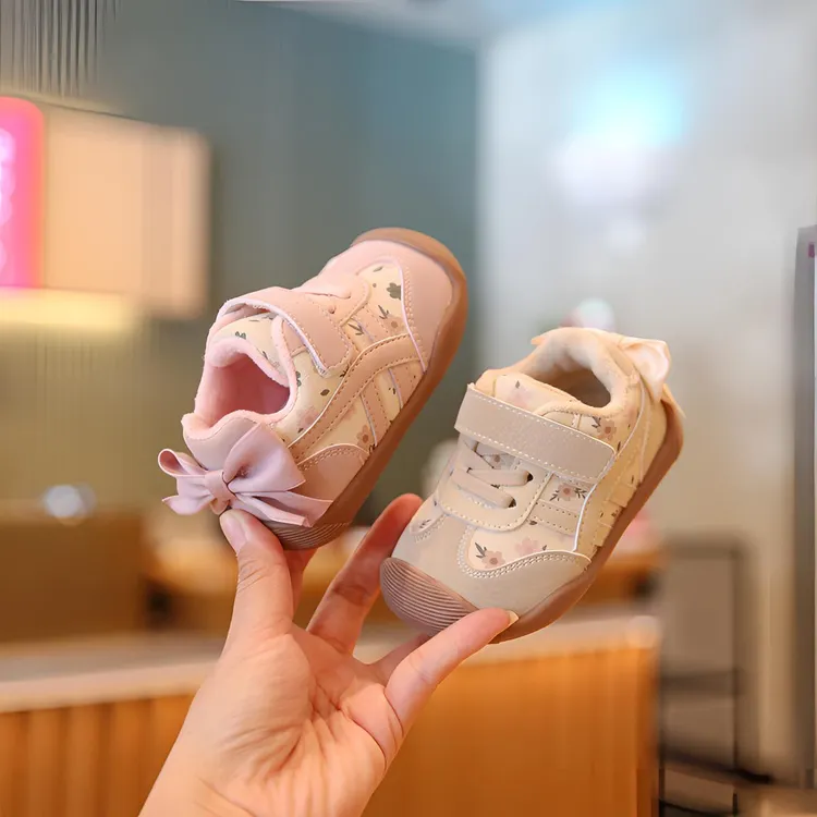 女宝冬季新款学步鞋女童休闲软底防滑运动鞋婴儿小童加绒保暖鞋子