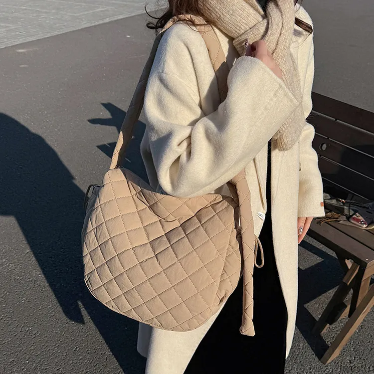 尼龙布包包女托特包大容量秋冬可斜挎2024新款休闲菱格上班通勤包