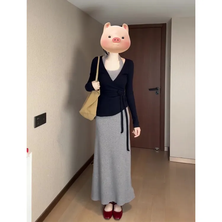 A1209#秋季法式气质V领修身针织上衣收腰显瘦中长款挂脖连衣裙