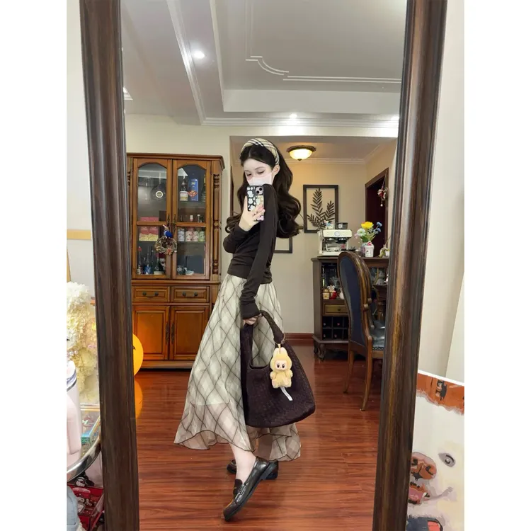 秋季新款老钱风复古穿搭不规则斜肩上衣格子a字长裙洋气两件套女