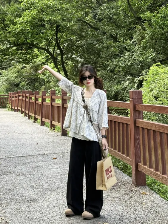 初秋蓝色碎花泡泡袖衬衫开衫上衣女蕾丝吊带背心搭配阔腿裤三件套