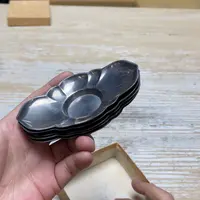 瓷片密密麻麻地排列着一个