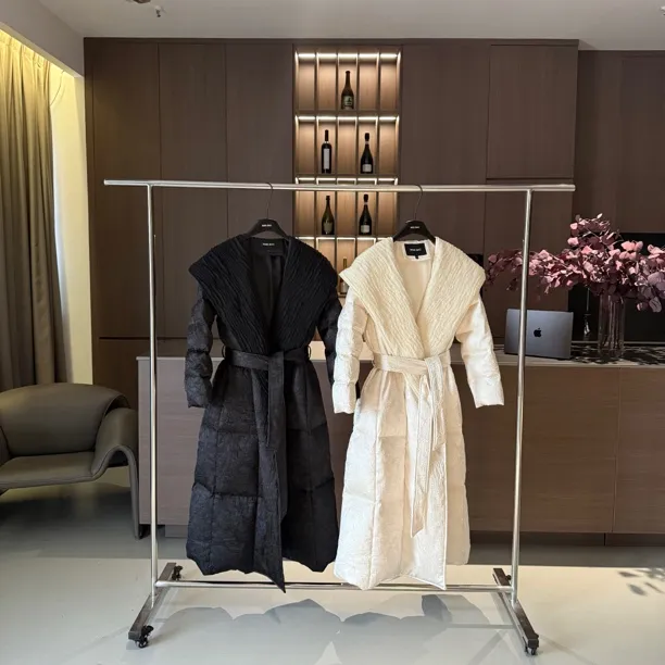 MISS BAO 连帽褶皱肌理感羽绒服