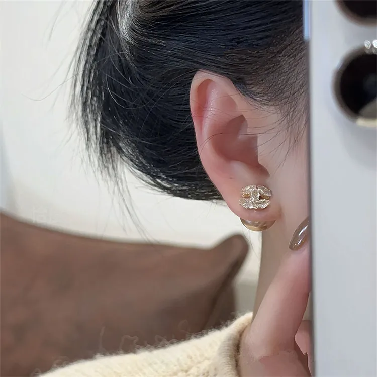 铜合金耳饰 锆石字母香槟色珍珠耳钉两戴设计精致气质耳环女耳饰