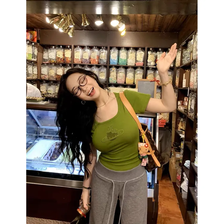 【小巧定制】XQ2486夏季新款显瘦百搭纯欲绣花上衣