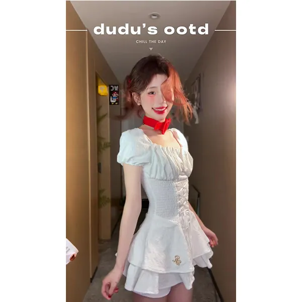 小众设计别致法式初恋白色洋气复收腰泡泡袖甜辣风蛋糕新款连衣裙