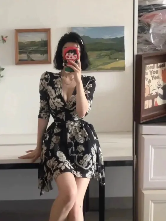 新中式气质高级优雅设计感碎花V领连衣裙女夏季新款收腰显瘦短裙