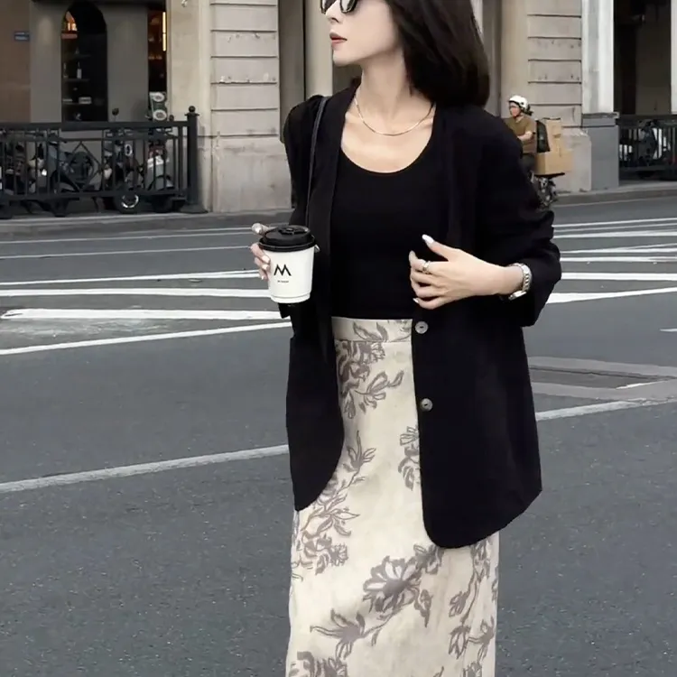 初秋穿搭高级感套装慵懒气质黑色西装外套半身裙独特法式两件套裙
