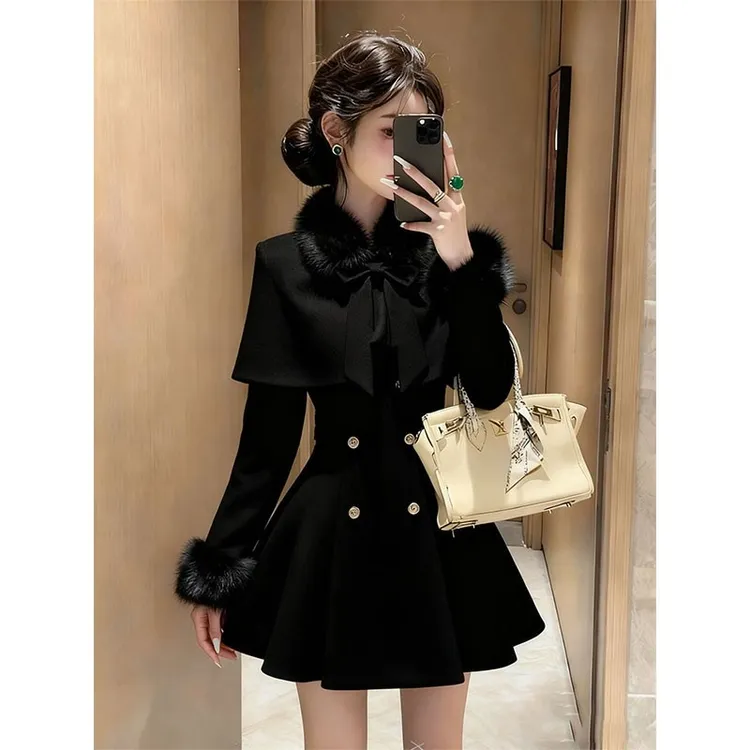 小香风黑色毛边领斗篷外套女2025冬季新款巨好看的轻奢收腰连衣裙