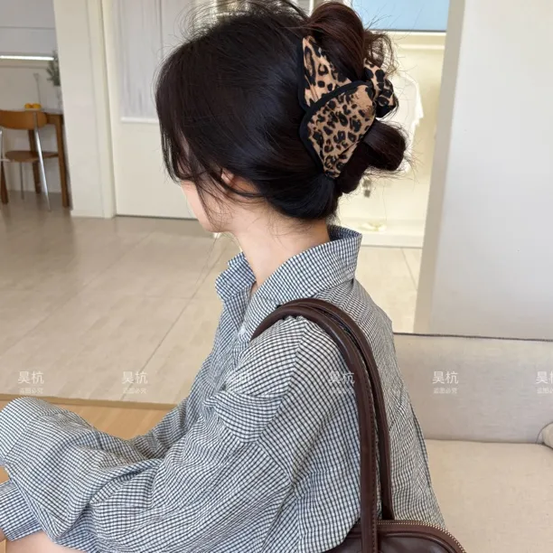 早秋穿搭！焦斑烤边豹纹～复古豹纹三角布盘发抓夹气质显发量鲨鱼夹
