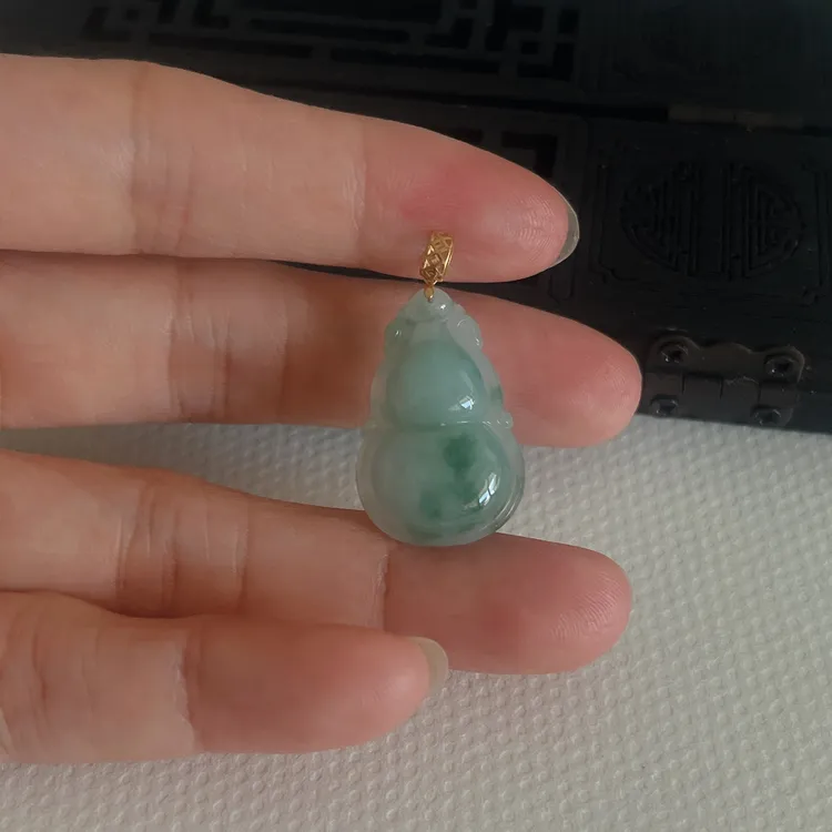 18k金镶翡翠飘花葫芦 精致飘绿色天然缅甸a货玉石吊坠