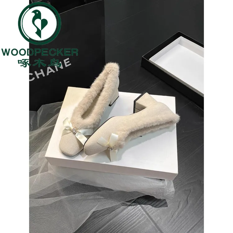 啄木鸟新中式配旗袍的鞋子秋冬粗跟不累脚浅色加绒毛毛高跟鞋女