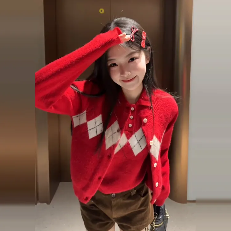新年红色圣诞穿搭菱格开衫毛衣外套女秋冬2026新款针织上衣两件套