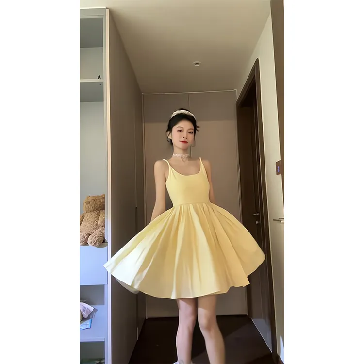 2025新款女士夏季芭蕾风U铃吊带连衣裙收腰褶皱A字蓬蓬裙度假短裙