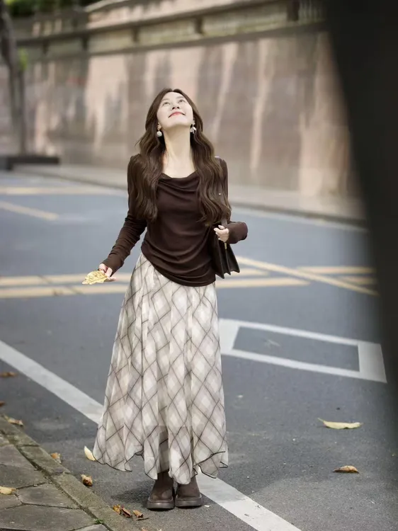 2025秋季新款温柔风荡领飘带长袖T恤女设计感显瘦上衣百搭半身裙