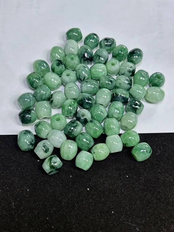 翡翠A货满绿飘绿花牛奶地冰晴路路通多样性发一件