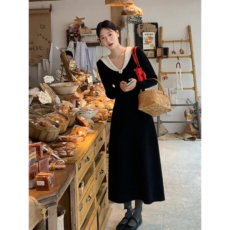 2025秋季法式优雅黑色V领针织连衣裙高级感气质收腰显瘦长裙子