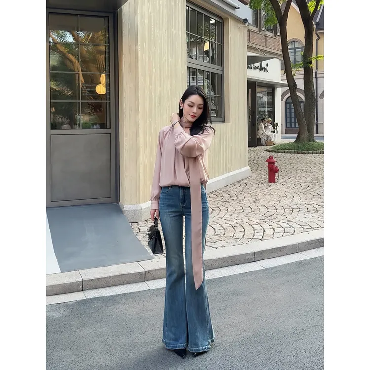 2025秋冬新款牛仔裤设计感中高腰修身显瘦微喇叭裤老钱风穿搭