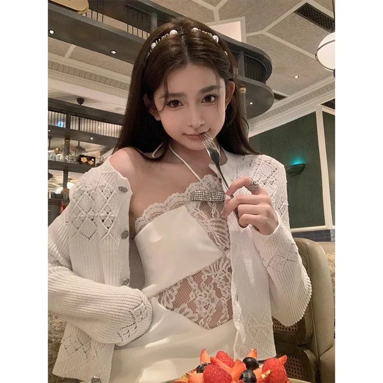 法式设计感蕾丝拼接挂脖连衣裙女2024新款高级感轻奢洋气礼服裙子