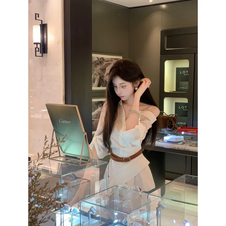 【雅乔定制】摩登时尚 斜肩收腰设计感白色衬衫裙DYYK-25042383