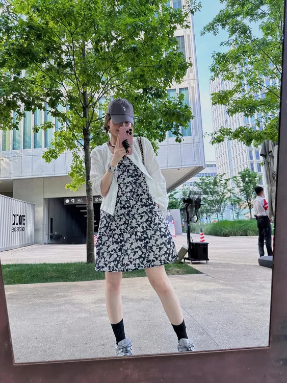 2025秋季新款韩版气质显瘦碎花一字领吊带连衣裙简约白衬衫套装