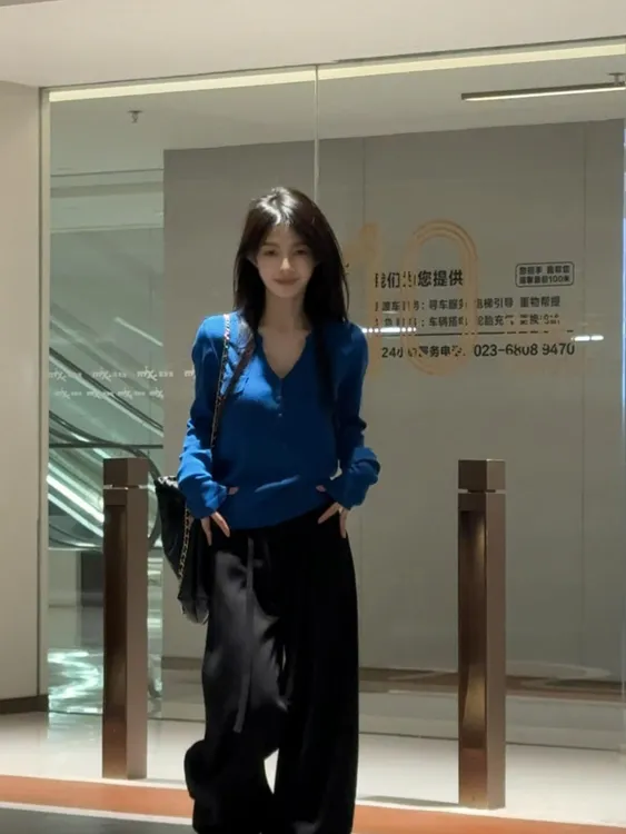 2025早秋新款韩系温柔风克莱因蓝v领针织上衣搭配休闲阔腿裤套装