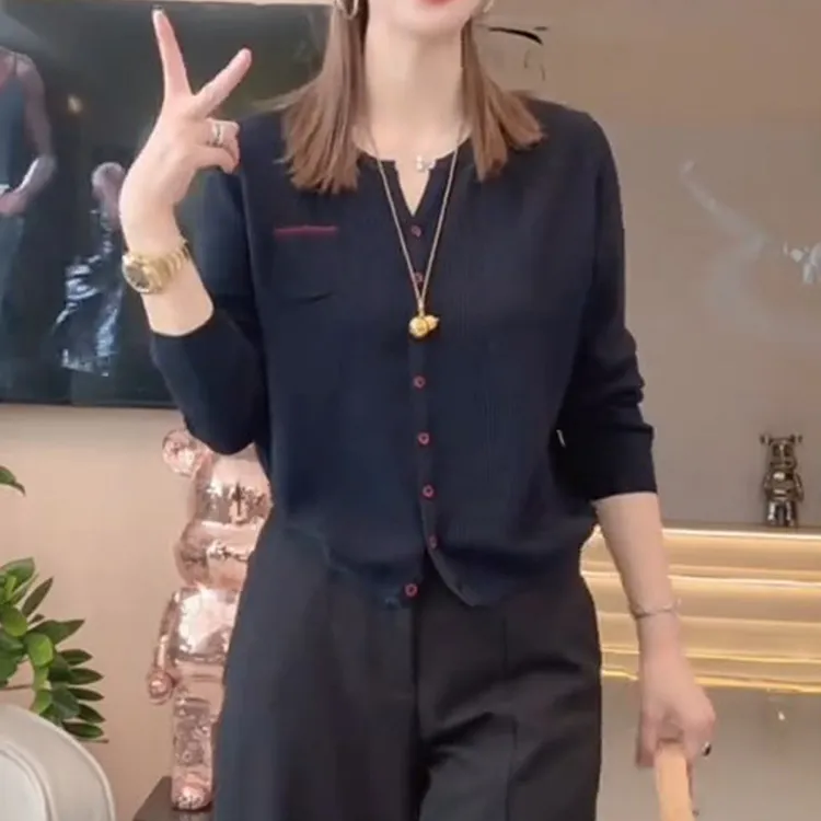 欧洲站2025秋季新款时尚单排扣时尚百搭针织开衫女剪刀领柔软上衣
