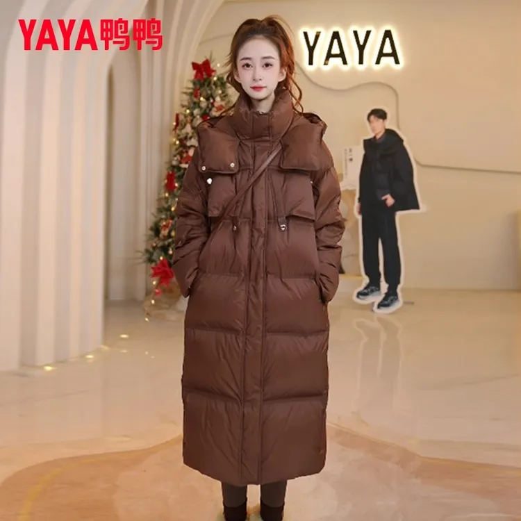 YAYA/鸭鸭咖色羽绒服女2025新款冬季加厚长款过膝连帽时尚外套潮