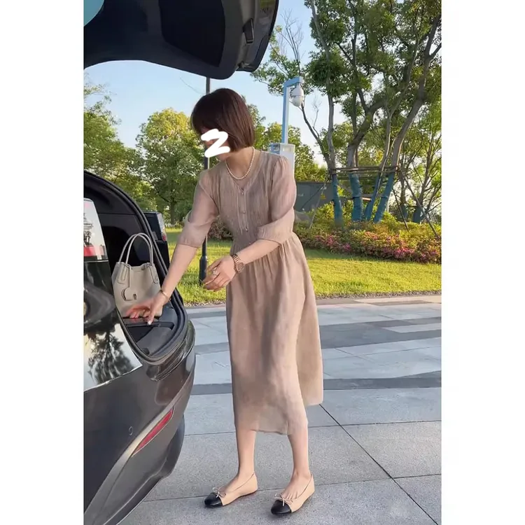 高冷御姐风超好看法式v领褶皱设计奶茶色连衣裙子女夏季2025新款