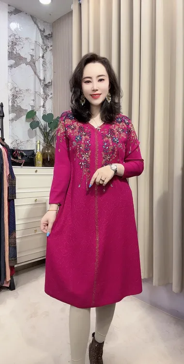 秋冬新款重工烫钻串珠时尚百搭花开富贵V领针织连衣裙2510长袖