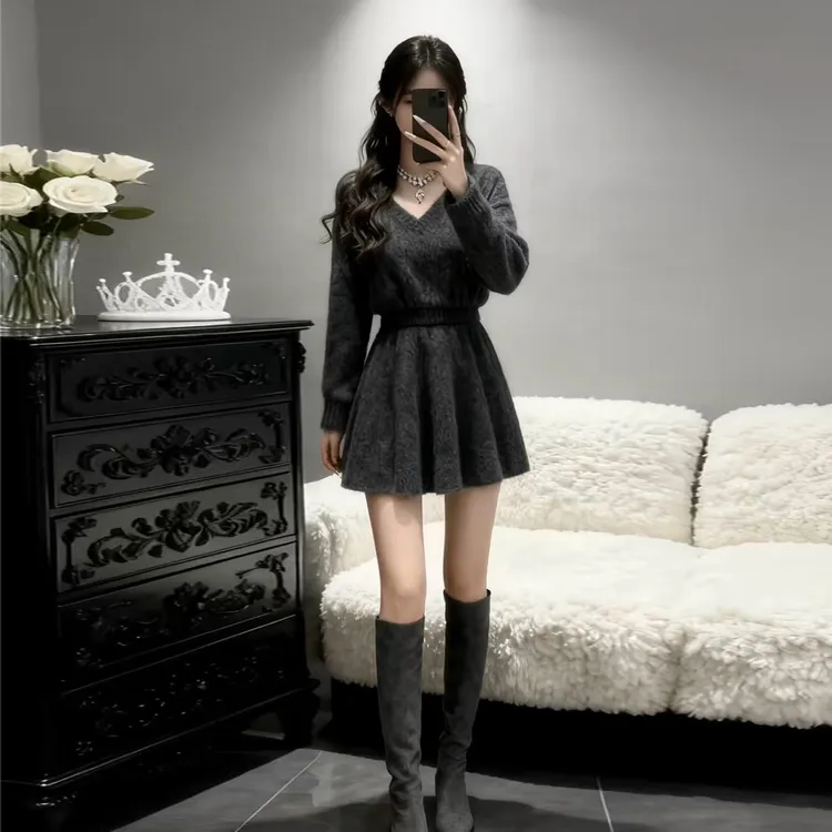 灰色V领长袖针织连衣裙子女冬季2026新款气质内搭加厚毛衣裙短裙