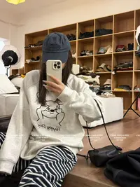【吃不饱饱】大码 快乐小狗 卡通印花圆领笔比耶小狗卫衣6126-7