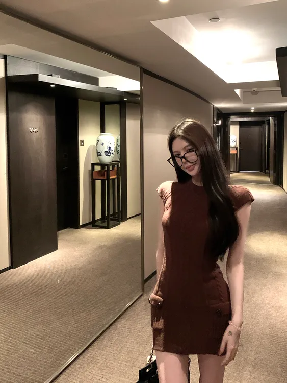 法式复古正肩连衣裙女秋冬款收腰显瘦紧身麻花针织裙辣妹包臀裙子