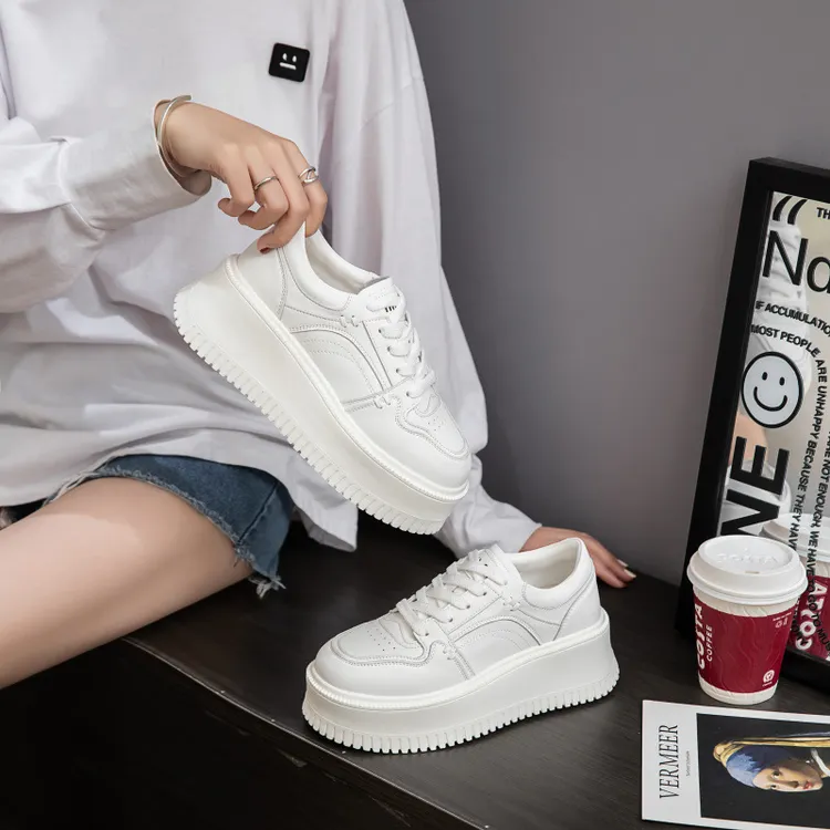 韩版真皮百搭小白鞋女秋新款轻便发泡底单鞋厚底增高休闲板鞋
