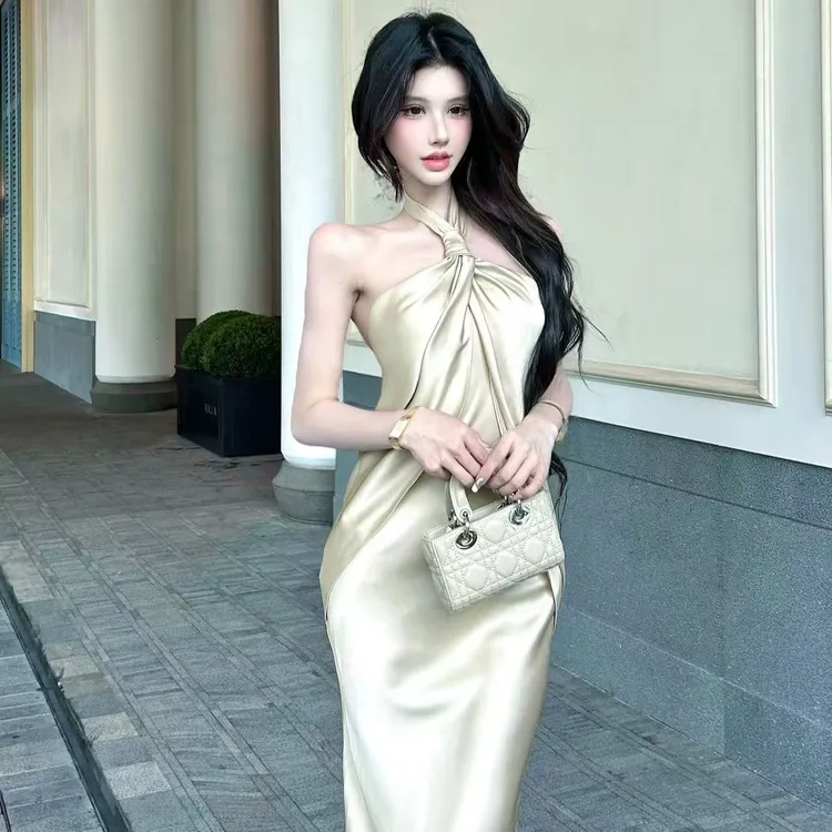 法式度假风挂脖连衣裙女夏2025秋季无袖露肩性感长裙气质名媛裙子