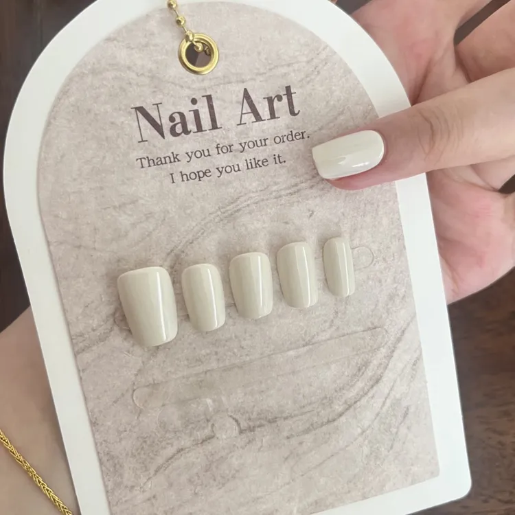 纯色美甲自带高级感 奶油白很有特色很适合上班族佩戴气质