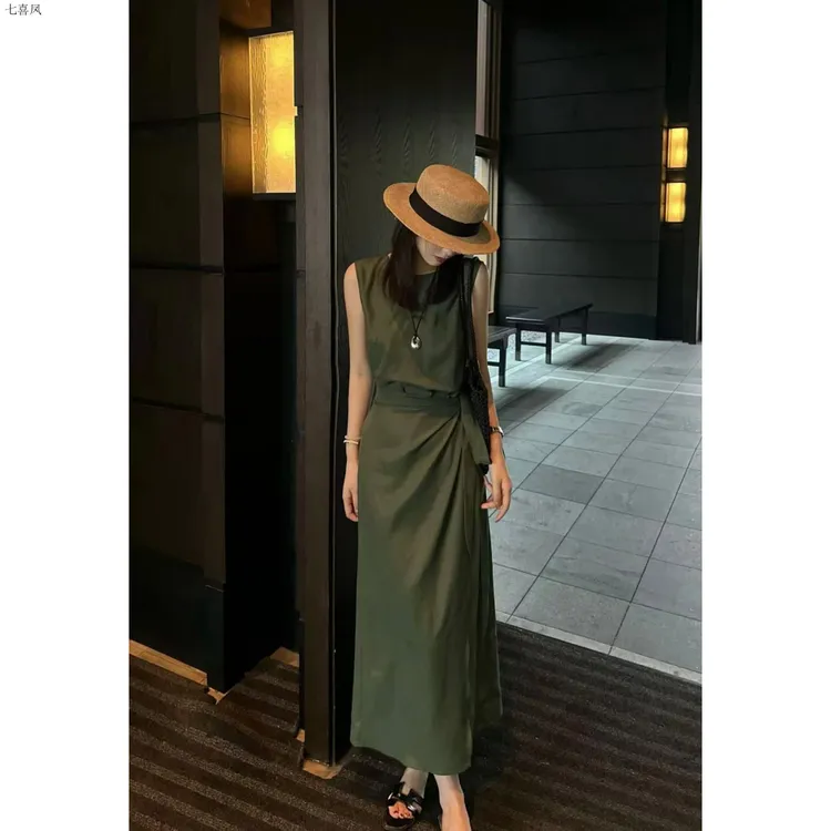 绿色显瘦气质连衣裙夏季法式收腰无袖设计师款不规则