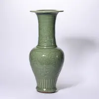 Lot25 明代 梅子青釉牡丹纹凤尾尊【古董拍卖】