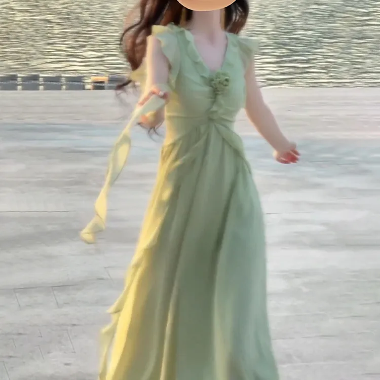法式气质绿色小飞袖连衣裙子女夏季2025新款海边度假漂亮掐腰长裙