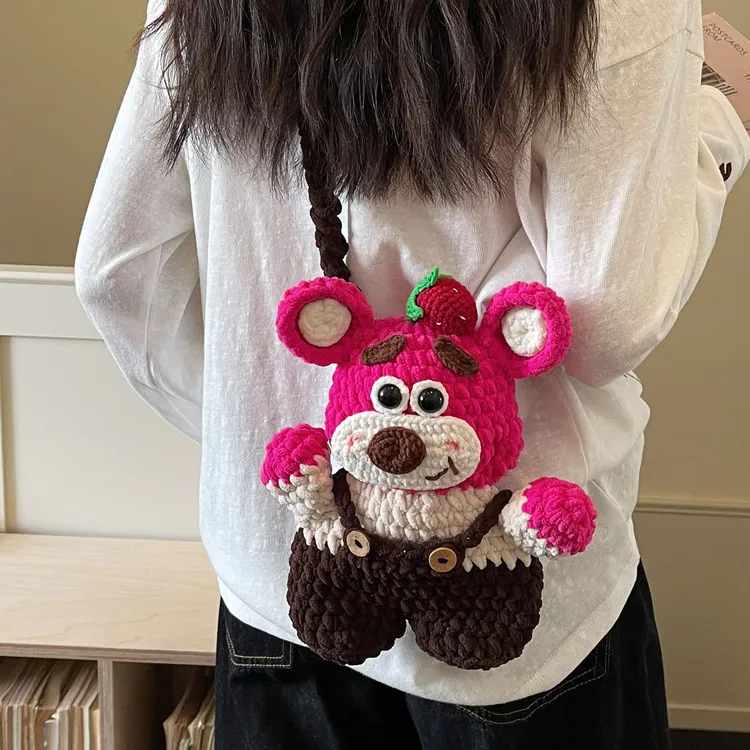 【成品】纯手工编织可爱草莓熊手机包冰条线编织少女粉草莓熊斜挎包