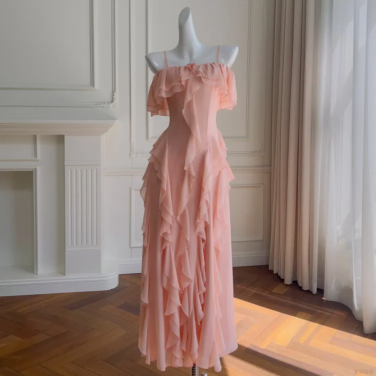 气质显瘦粉色一字肩轻奢优雅晚礼服！衣阁里拉2025夏季藕粉色肌理