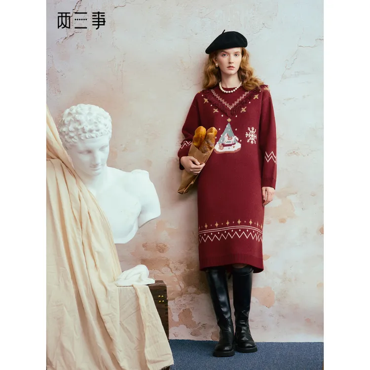 两三事绯雪夜颂2025冬季新款流苏拼接圣诞树雪花图案毛衣裙连衣裙