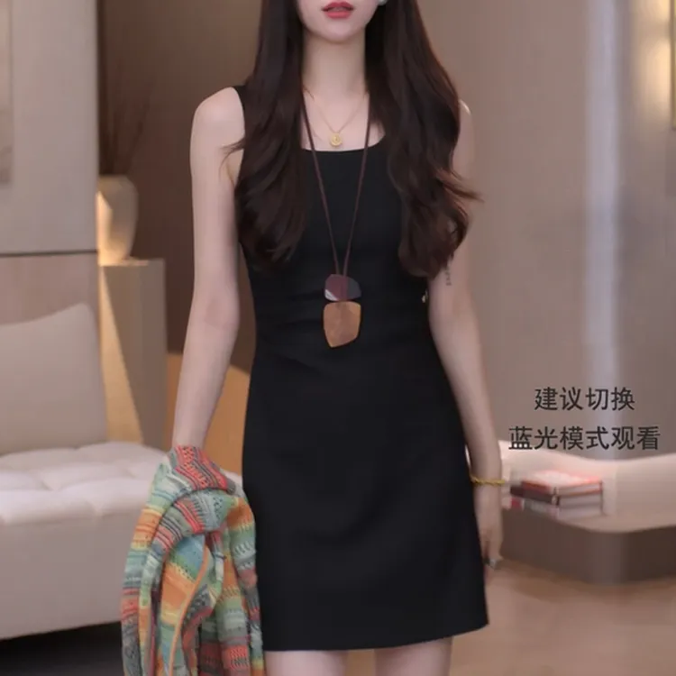 赫本风小黑裙女2025秋季新款内搭U领宽肩带显瘦弹力法式连衣裙女