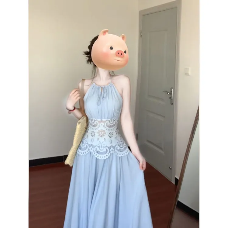 度假海边镂空绣花蓝色挂脖连衣裙女夏季甜美少女温柔气质收腰长裙