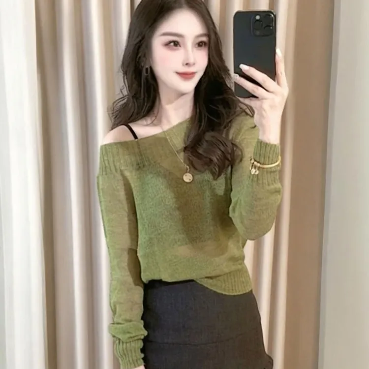韩系早秋氛围感穿搭法式不规则绿色斜肩长袖针织衫女宽松露肩上衣