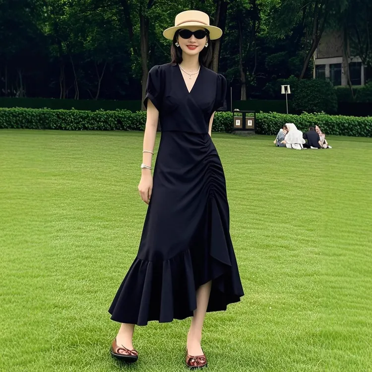 2025夏季新款大码微胖mm法式连衣裙不规则V领显瘦长款过膝小黑裙